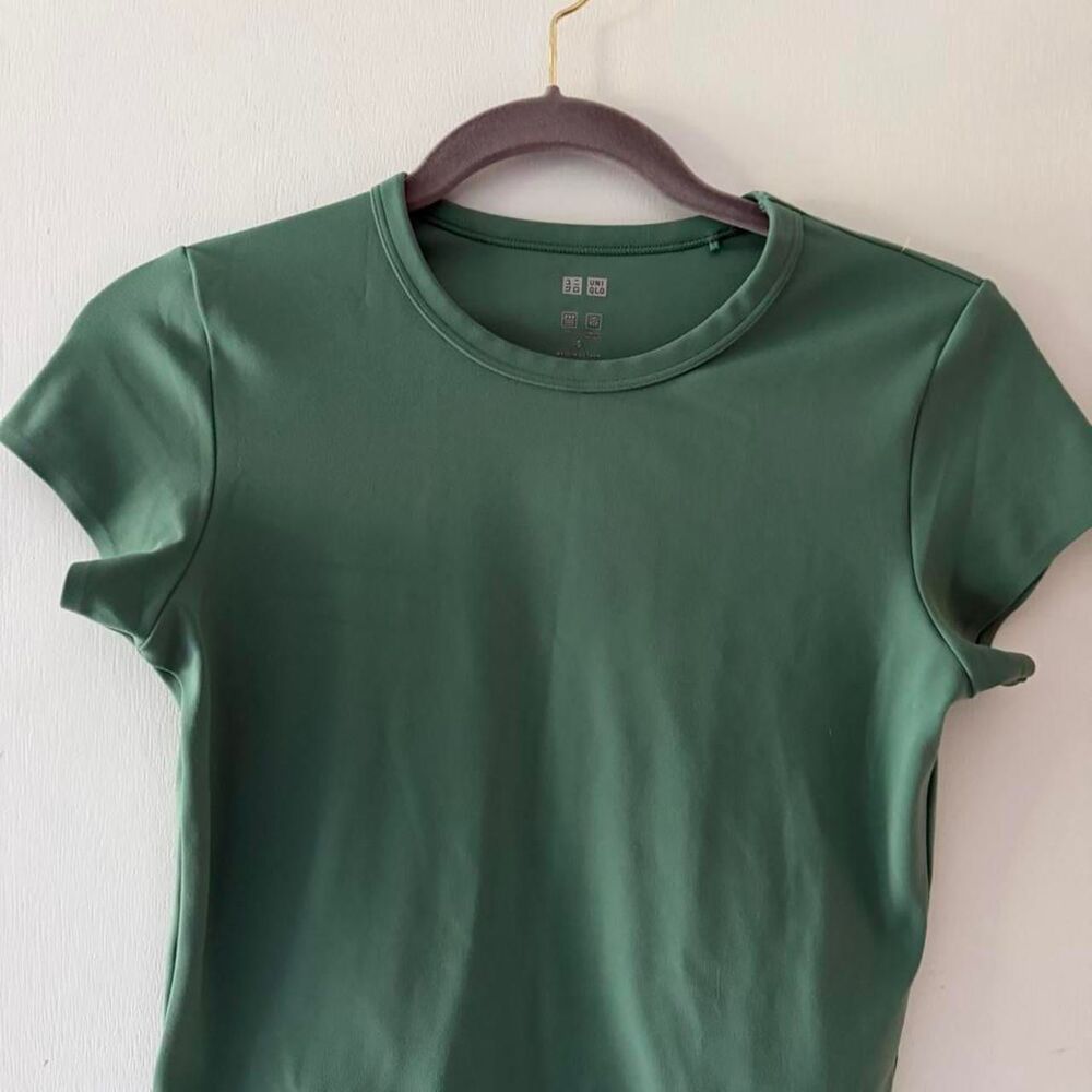Uniqlo Women's Green Crop-top